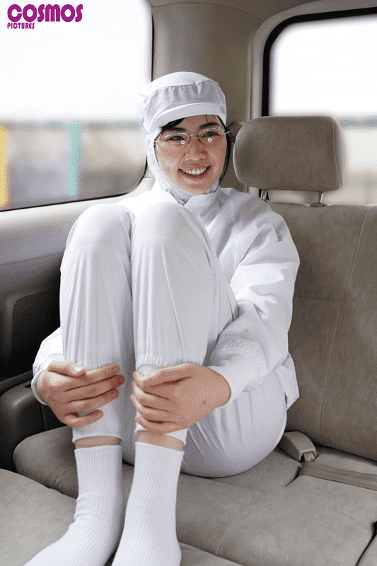 「町工場で地味に働く 高身長妻を精飲 イラマ中毒化計画 175cmのスレンダー妻 めぐみさん（26歳） おつまみ製造工場勤務」作業服姿でインタビュー