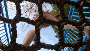 「フェラ散歩（SNSで応募してきたかなちゃん）」公園のジャングルジムでマンコ見せ