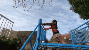 「フェラ散歩（SNSで応募してきたかなちゃん）」公園のジャングルジムでポージング