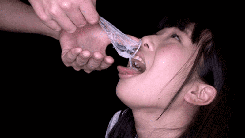 「ごっくん志願！17 アイドルの初大量精飲 水嶋アリス」コンドーム内の精子を飲ませる